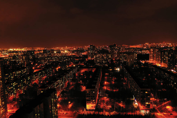 Stadtpanorama mit Häusern und Straßen bei Nacht aus einem Quadrocopter aufgenommen - Foto, Bild