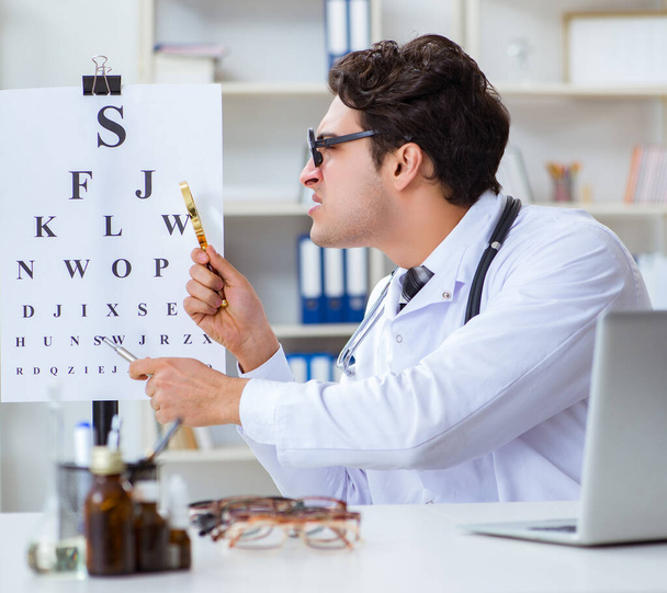 Lustiger Augenarzt in humorvollem Medizinkonzept - Foto, Bild