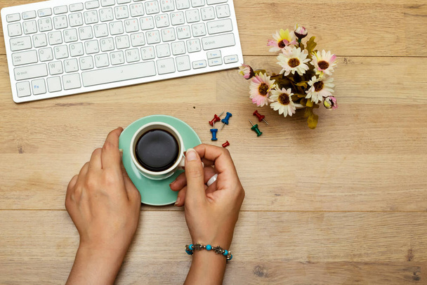 питна кава, робоче місце: клавіатура та ваза з квітами
 - Фото, зображення