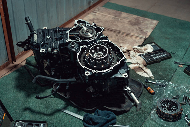 Szétszerelt gyors motorkerékpár motor látható kuplunggal. Tizenhat szelep és négy henger.  - Fotó, kép