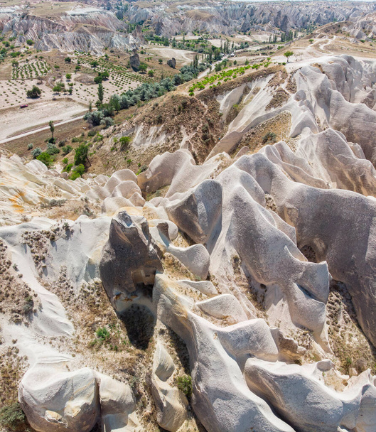 Αεροφωτογραφία του Εθνικού Πάρκου Goreme, Tarihi Milli Parki, Τουρκία. Οι τυπικοί βραχώδεις σχηματισμοί της Καππαδοκίας με νεραϊδοκαμινάδες και τοπίο ερήμου. Ταξιδιωτικοί προορισμοί, διακοπές και περιπέτεια - Φωτογραφία, εικόνα
