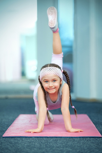 Kid doing fitness exercises - Valokuva, kuva
