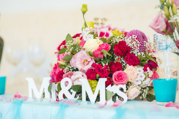Décoration de table de mariage. M. et Mme signe et décoration de fleurs fraîches
  - Photo, image