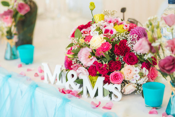 Decoración de mesa de boda. Señal del señor y la señora y decoración de flores frescas
  - Foto, Imagen