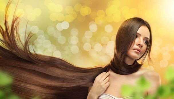 Каштановые волосы. Красивая женщина с здоровыми длинными волосами
 - Фото, изображение