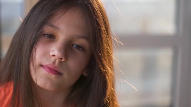 Portré egy barna lány ellen a lenyugvó nap - Felvétel, videó