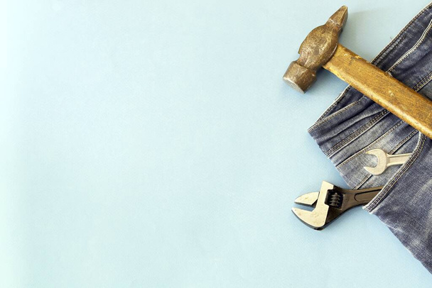 Vatertag, Werkzeug in Jeanstasche auf hellem Hintergrund, das Konzept eines Urlaubsgrußes, Draufsicht, Kopierraum - Foto, Bild
