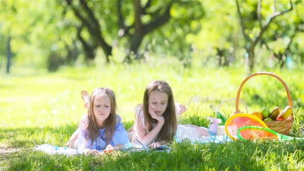 Двое маленьких детей на пикнике в парке - Кадры, видео