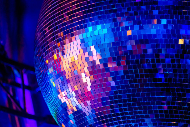 Disco-Spiegelkugel im Nachtclub - Foto, Bild