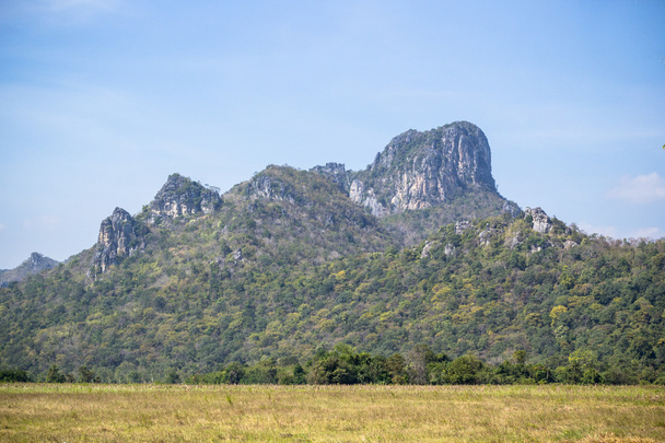 Kalcyt wysoki widok na góry w pobliżu miejscowości w Tajlandii - Zdjęcie, obraz