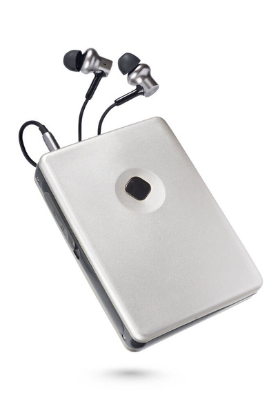 Lecteur portable métallique avec écouteurs et cassette isolée sur fond blanc
 - Photo, image