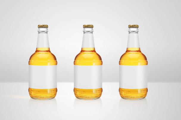 Bierflaschen mit langem Hals und leerem Etikett auf weißem Hintergrund. Design-Attrappe. - Foto, Bild