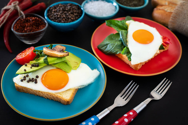 Gebakken eieren, gekookte eieren en omelet op de rustieke tafel. Eiconcept met vele soorten - Foto, afbeelding