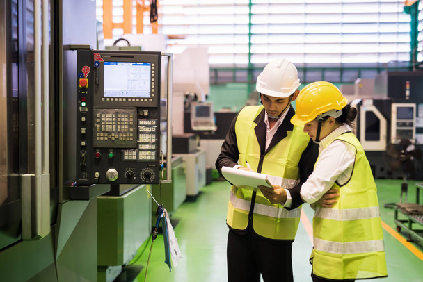 Waist up Factory Inspector Manager schreiben Audit-Bericht auf Papier für interne Prüfung an automatischen Bohrmaschinen. Qualitätssicherung (QA) für das produzierende Gewerbe. - Foto, Bild