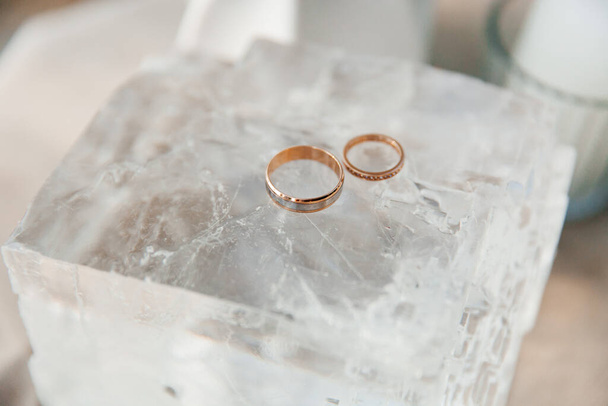 Svatební výzdoba a oblouk, rustikální styl se slámou a snubními prsteny - Fotografie, Obrázek