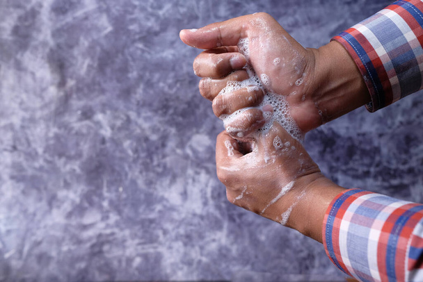 Ellerini sabunlu sıcak suyla dezenfekte et. - Fotoğraf, Görsel
