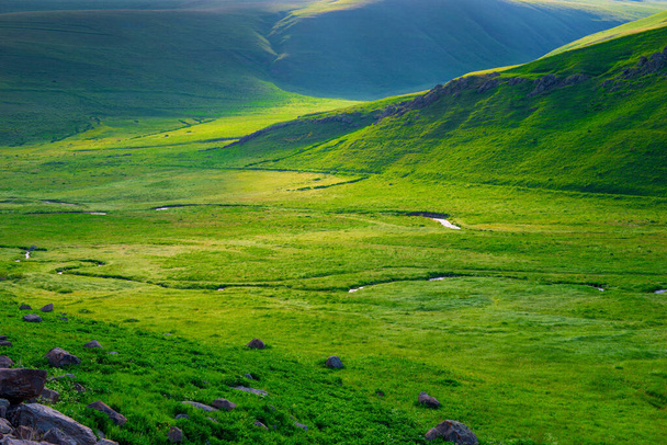 aurinkoinen maisema Armenia, maisema vuori vihreä laakso jokien selkeä päivä - Valokuva, kuva