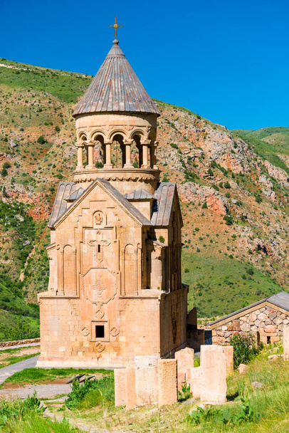 Noravank Manastırı 'nın manzarası. Kızıl bir kaya yaz sabahı, Ermenistan' ın ünlü bir simgesi. - Fotoğraf, Görsel
