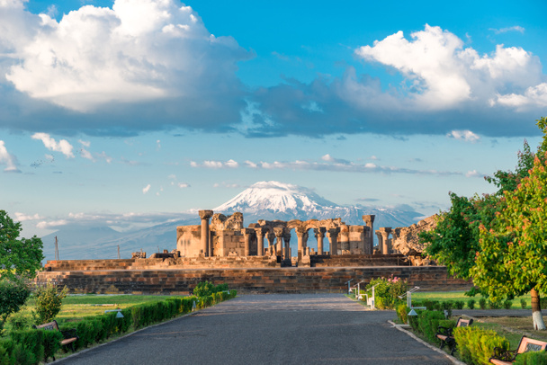 Az ősi Zvartnots templom romjai egy magas, hófödte Ararát hegy hátterében, Örményország egyik mérföldköve. - Fotó, kép