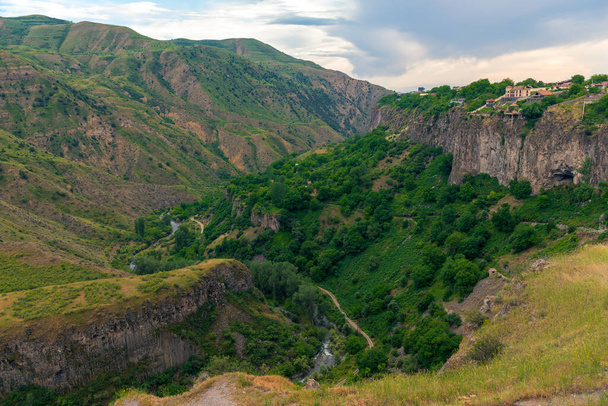 Гірський ландшафт Вірменії в червні - Фото, зображення