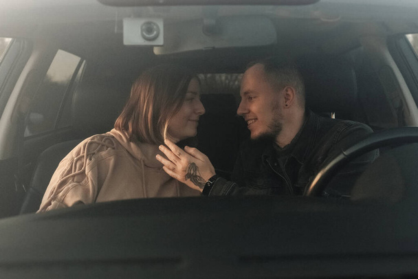 Junges Paar sitzt im Auto und genießt Fahrt, Wochenende und Reisekonzept - Foto, Bild