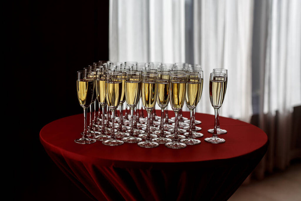 Champagnergläser auf dem runden Tisch bei der Eventparty - Foto, Bild