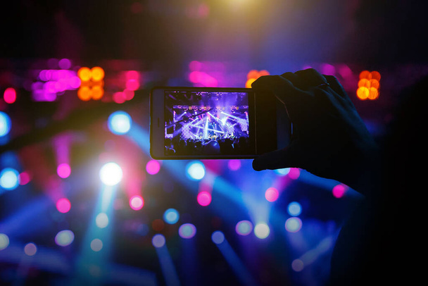 Ruka s nahrávkami smartphone živé hudby festivalu a focení koncertní scény. - Fotografie, Obrázek