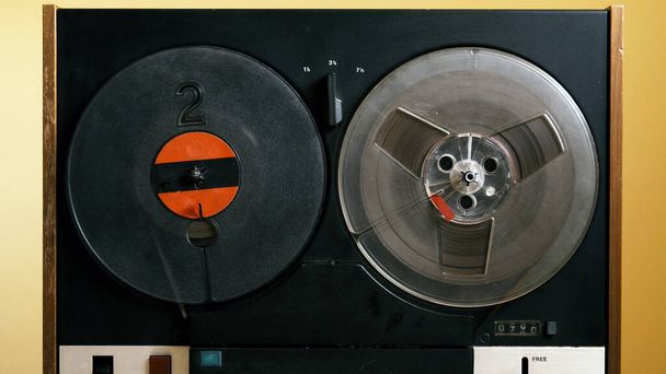 İki makara eski bir teyp magnetofon kaydedicisi - eskimiş Hi-Fi - Fotoğraf, Görsel