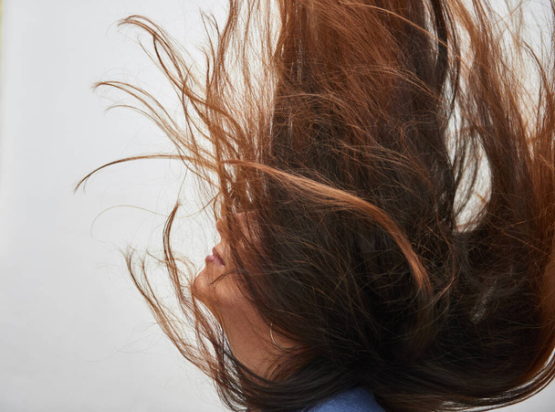 Belle photo d'une femelle modèle aux cheveux lâches bercés par le vent
 - Photo, image