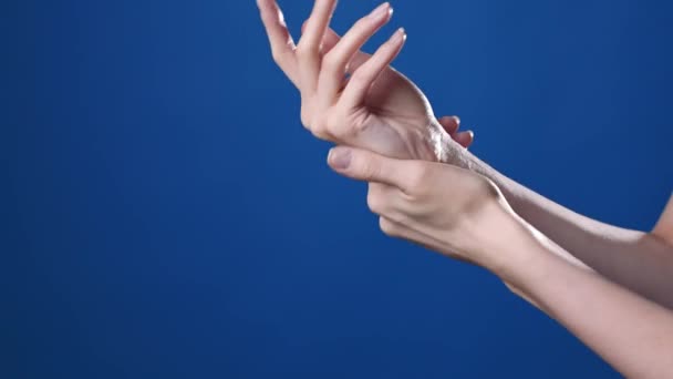 Nahaufnahme der Frauenhände beim Auftragen von Handcreme - Filmmaterial, Video
