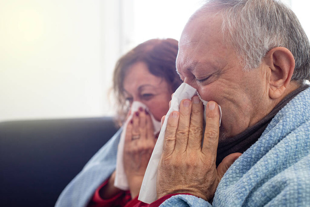 Chorzy para seniorów pod kocem z pigułek, covid 19, grypa i zimna koncepcja z leków  - Zdjęcie, obraz