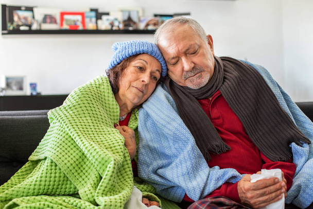 錠剤と毛布の下で病気の高齢者のカップル, covid 19,インフルエンザと薬と冷たい概念  - 写真・画像