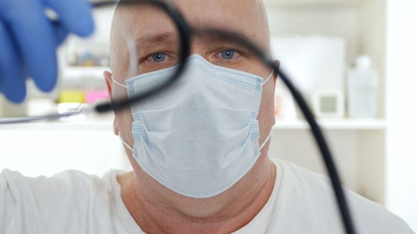 Врач в защитной маске, медицинское лицо с защитным оборудованием в карантинной больнице от пандемии COVID-19 - Фото, изображение