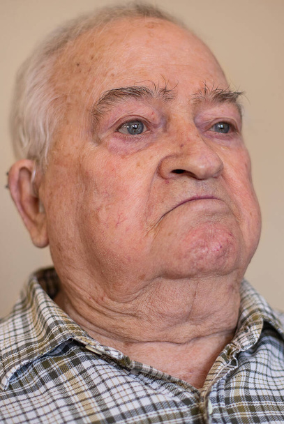 Retrato de un anciano con tristeza, concepto de retrato
  - Foto, Imagen