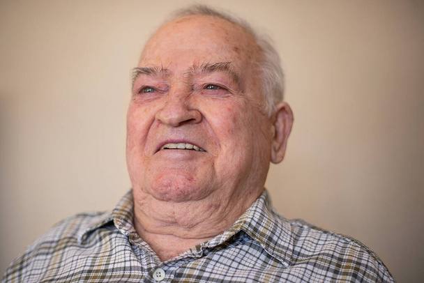 Portret van een oudere man met dankbaar portretconcept  - Foto, afbeelding