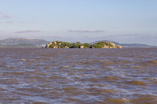 Ilha das Pedras Brancas Island en Guaiba Lake, Rio Grande do Sul, Brazilië - Foto, afbeelding