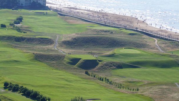 Vista de un campo de golf junto a la playa en Zarauz, País Vasco, España
 - Foto, imagen