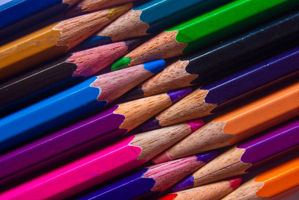 Χρωματικά μολύβια τοποθετημένα με δημιουργικό τρόπο. Είδη μαθητικής τέχνης. - Φωτογραφία, εικόνα
