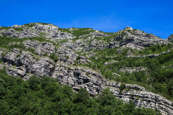 Bosna-Hersek 'teki Dinaric Alpleri veya Dinarides sıradağları, Neretva nehri boyunca uzanır - Fotoğraf, Görsel