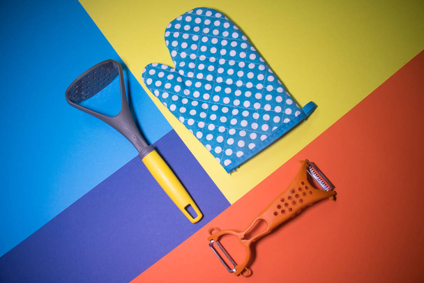 Beautiful bright kitchen accessories on a colored background - Foto, Bild