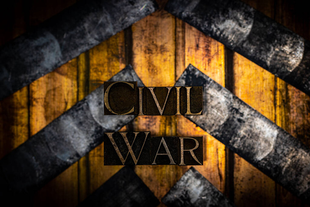 Фотография настоящих подлинных типографских букв, формирующих текст Гражданской войны на винтажном текстурированном серебристом гранже меди и золотом фоне
 - Фото, изображение