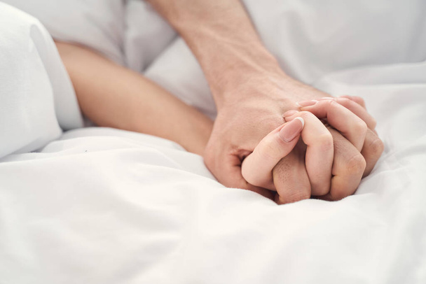 Mies ja nainen rakastelevat sängyssä
 - Valokuva, kuva