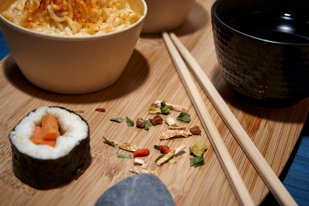 kuvia päivällispäivän sushi yksin kotona - Valokuva, kuva