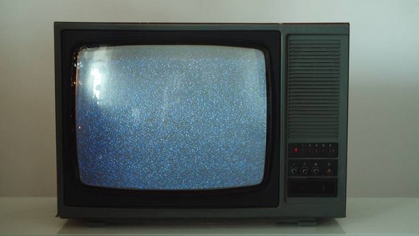 Vieux téléviseur rétro CRT avec bruit statique neigeant à l'écran
 - Photo, image