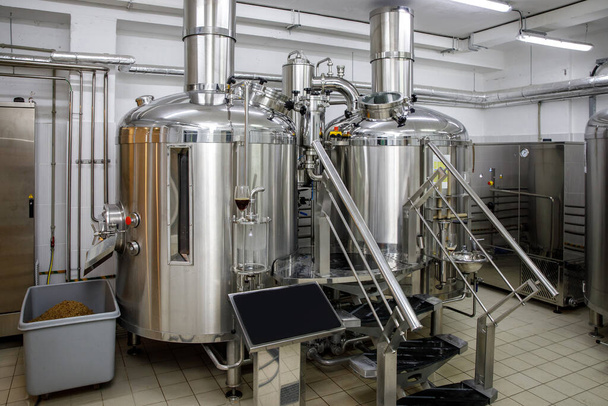 Sprzęt do parzenia piwa. Nowoczesny browar produkuje stalowe zbiorniki i rury, piwo rzemieślnicze w minibrowarze. - Zdjęcie, obraz