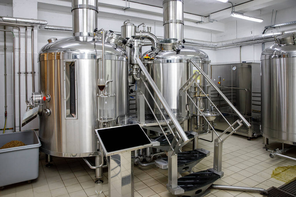 Apparatuur voor het brouwen van bier. Kleine brouwerij, ambachtelijke bierproductie - Foto, afbeelding