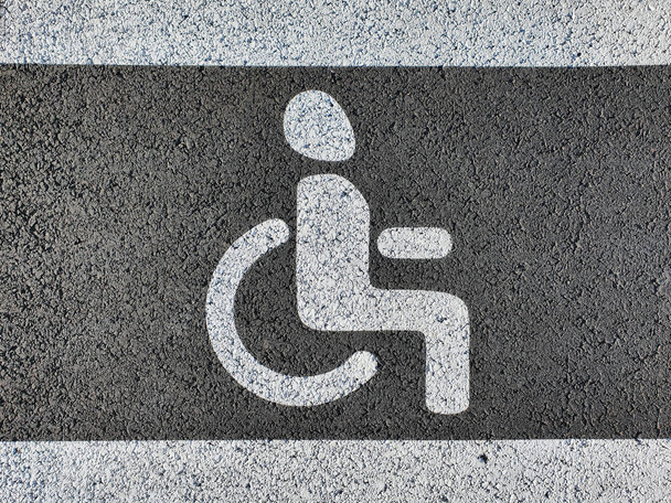 Novo sinal de pessoa com deficiência pintado no novo asfalto. Vista de perto
 - Foto, Imagem