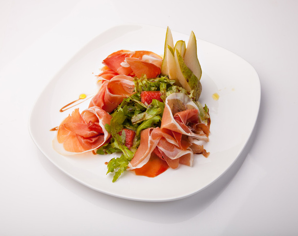 salade met sla, kip en bacon op plaat - Foto, afbeelding