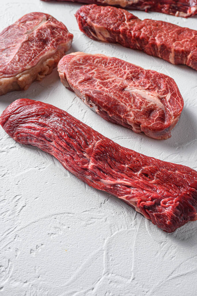Σετ denver, top blade, tri tip steak, μαχαίρα, πλευρά, bavette London broil marble beef on white background side view close up space view. - Φωτογραφία, εικόνα