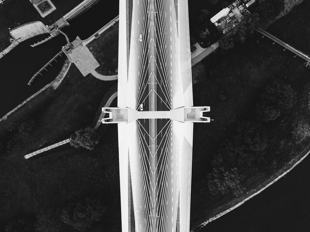 Bovenkant van de witte brug op een gescheurd schot - Foto, afbeelding